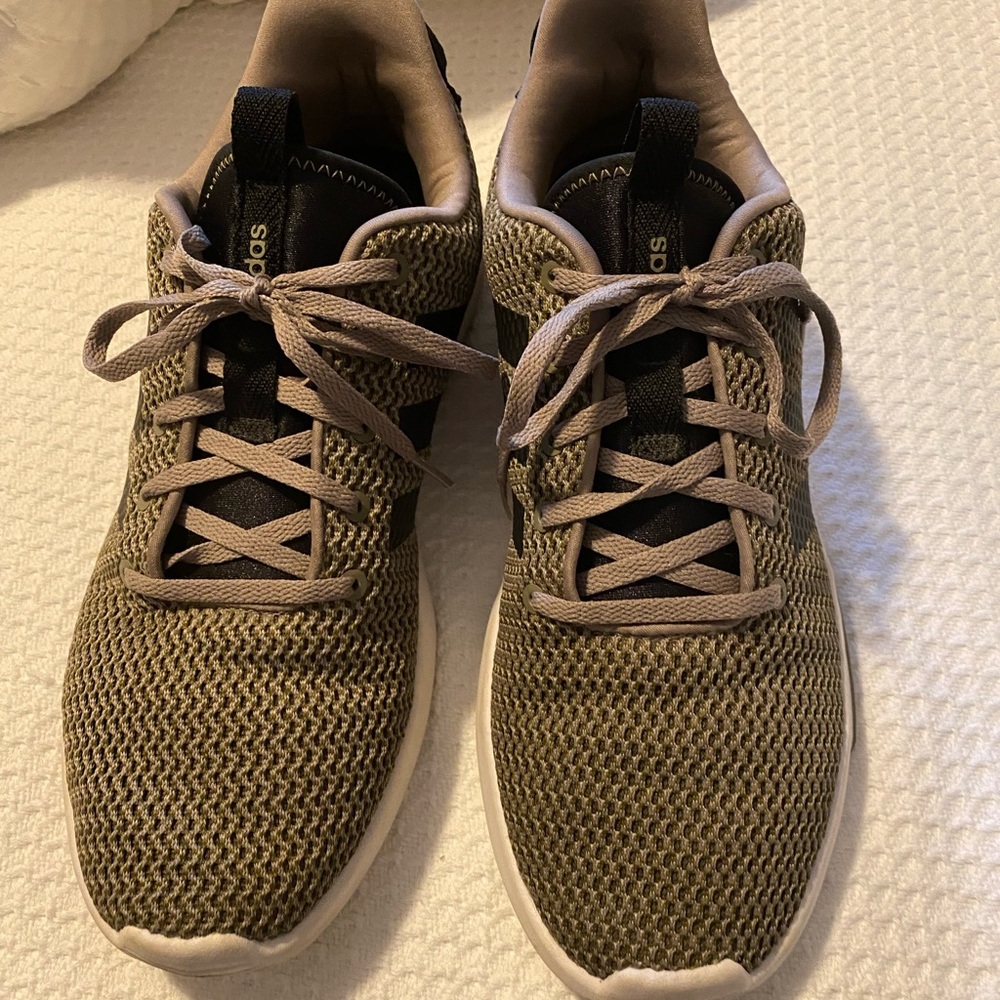 Adidas Cloudfoam Mens Sz 9. Olive green/black trim.